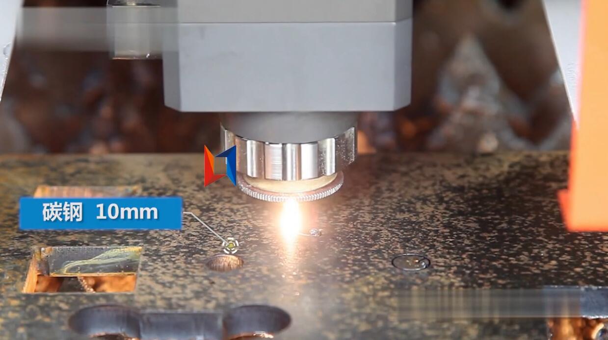 領(lǐng)秀激光LXF1530光纖激光切割機切割碳鋼10mm